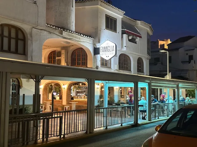 Restaurante pizzería Famiglia Napoletana (2)